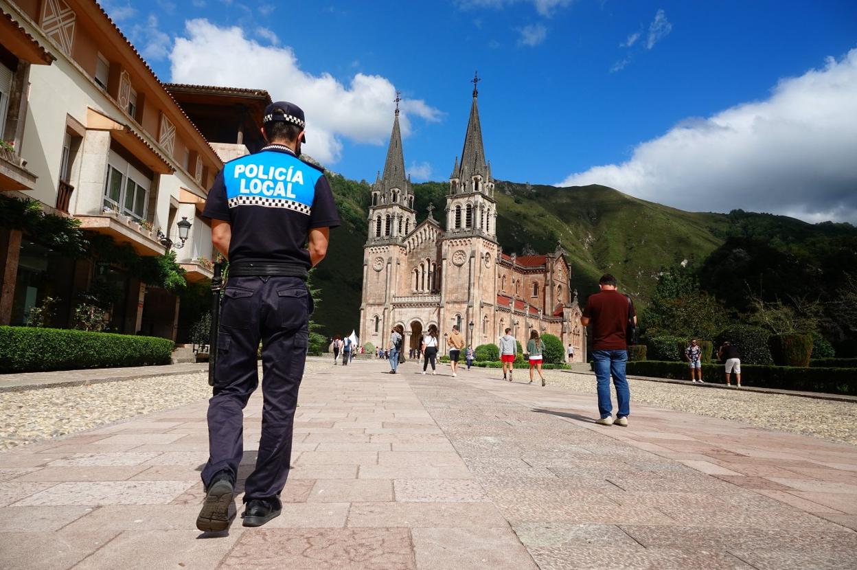 Un agente de la Policía Local en la explanada de Covadonga, cerrada para los vehículos. 