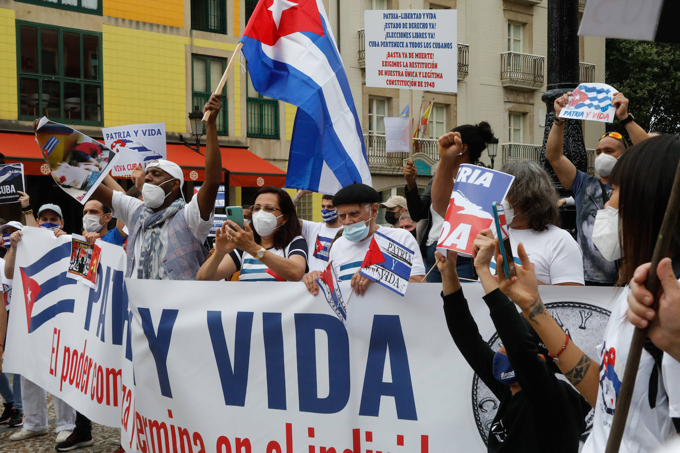La plaza Mayor de Gijón ha sido escenario de una concentración en apoyo al pueblo cubano. Convocada bajo el lema 'SOS Cuba', ha pedido libertad para los cubanos, «patria y vida».