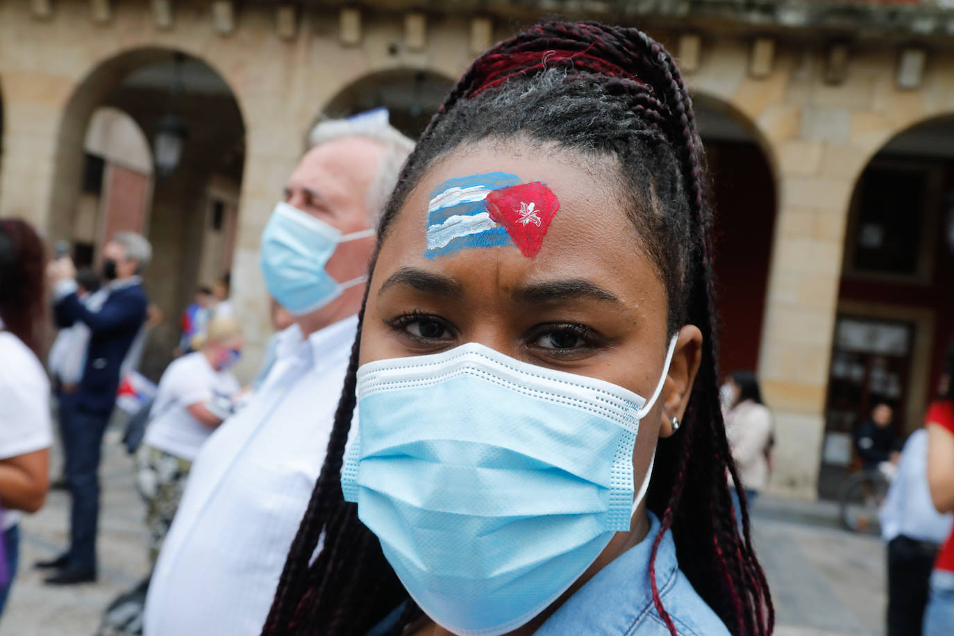 La plaza Mayor de Gijón ha sido escenario de una concentración en apoyo al pueblo cubano. Convocada bajo el lema 'SOS Cuba', ha pedido libertad para los cubanos, «patria y vida».