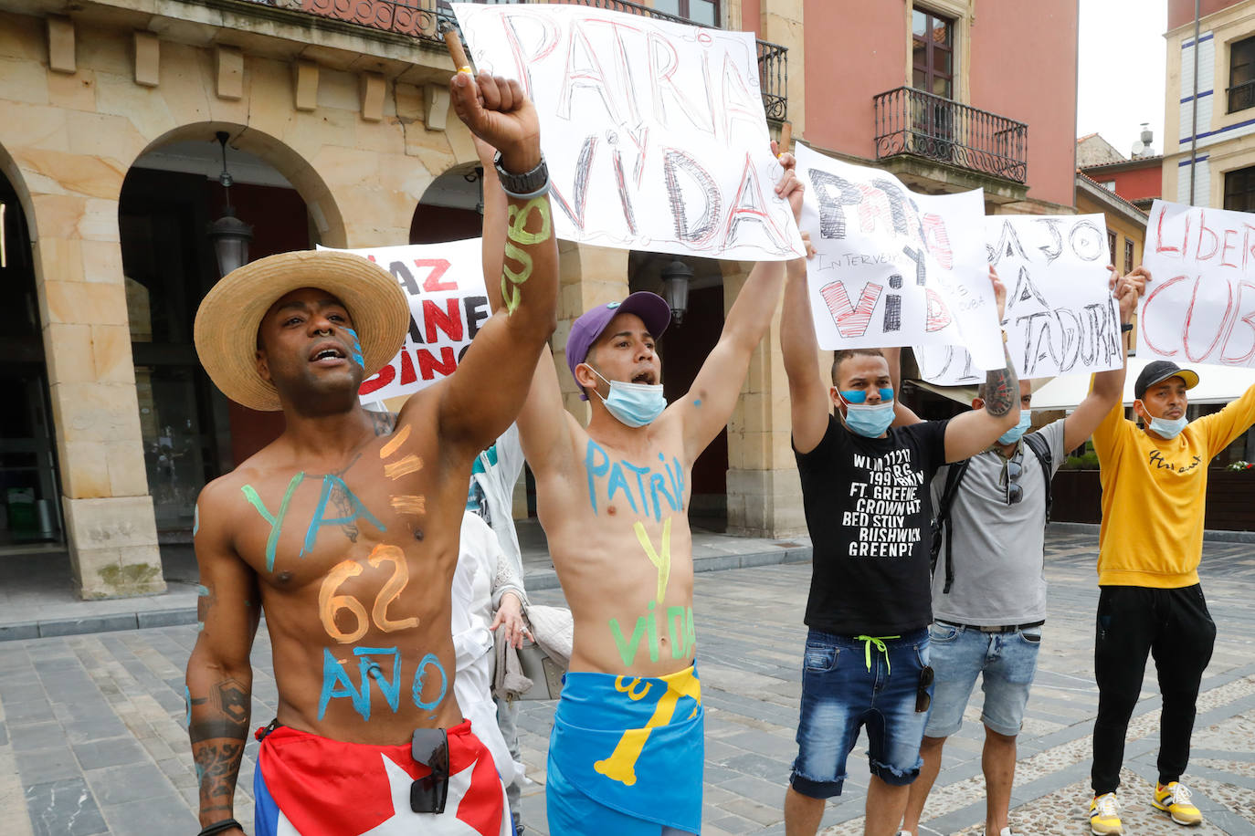 La plaza Mayor de Gijón ha sido escenario de una concentración en apoyo al pueblo cubano. Convocada bajo el lema 'SOS Cuba', ha pedido libertad para los cubanos, «patria y vida».