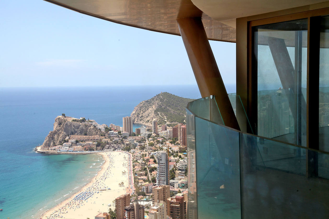 El Intempo es el rey de los rascacielos de Benidorm. El edificio es el residencial más alto de Europa, con dos torres de 198 metros cada una. Cuenta con 256 viviendas repartidas en un total de 45 plantas