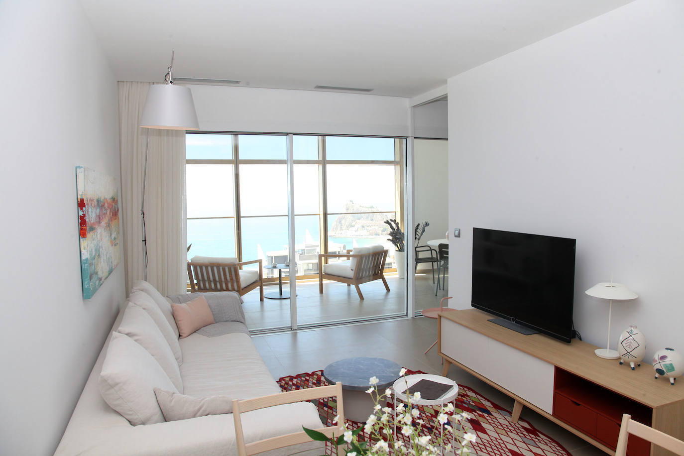 El Intempo es el rey de los rascacielos de Benidorm. El edificio es el residencial más alto de Europa, con dos torres de 198 metros cada una. Cuenta con 256 viviendas repartidas en un total de 45 plantas