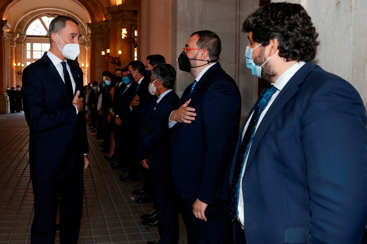 Fotos: Las familias de Pablo Riesgo y Rosa Banquetero, en el homenaje de estado a las víctimas de la pandemia