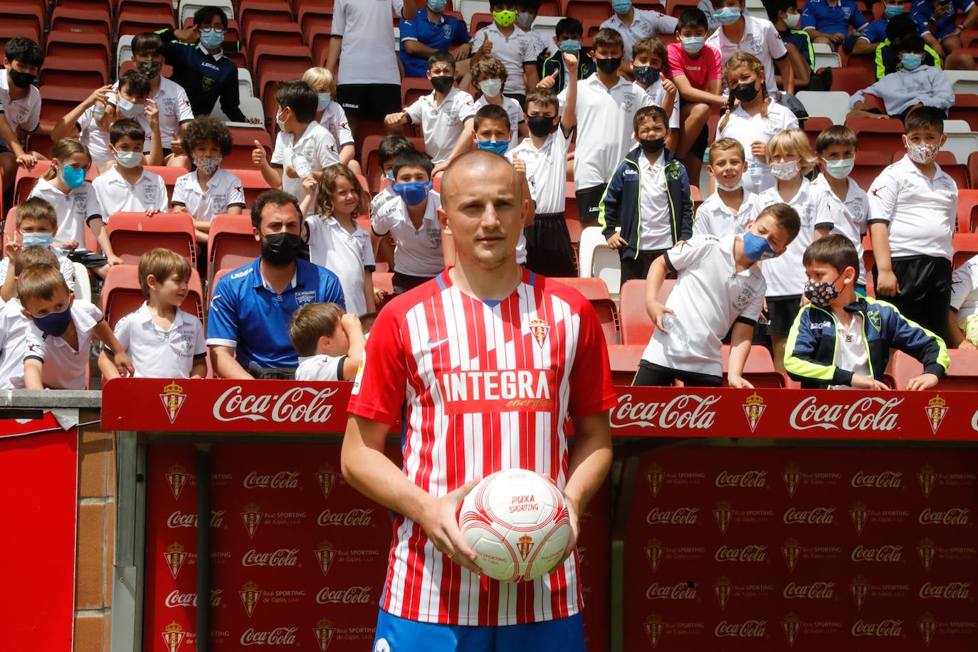 Fotos: Kravets ya viste con la camiseta del Sporting