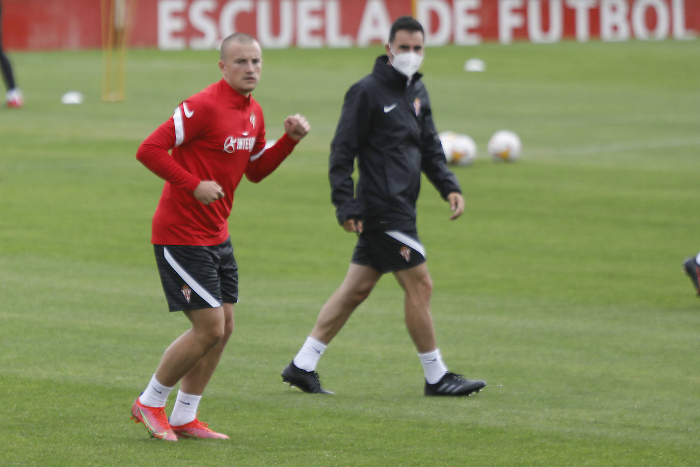 Fotos: Kravets ya viste con la camiseta del Sporting