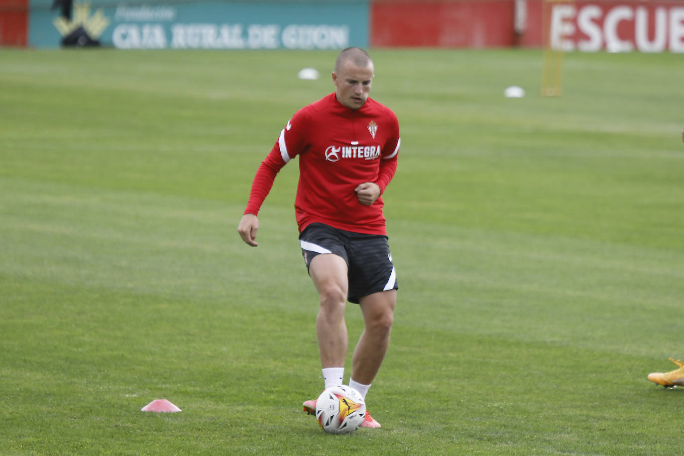 Fotos: Kravets ya viste con la camiseta del Sporting