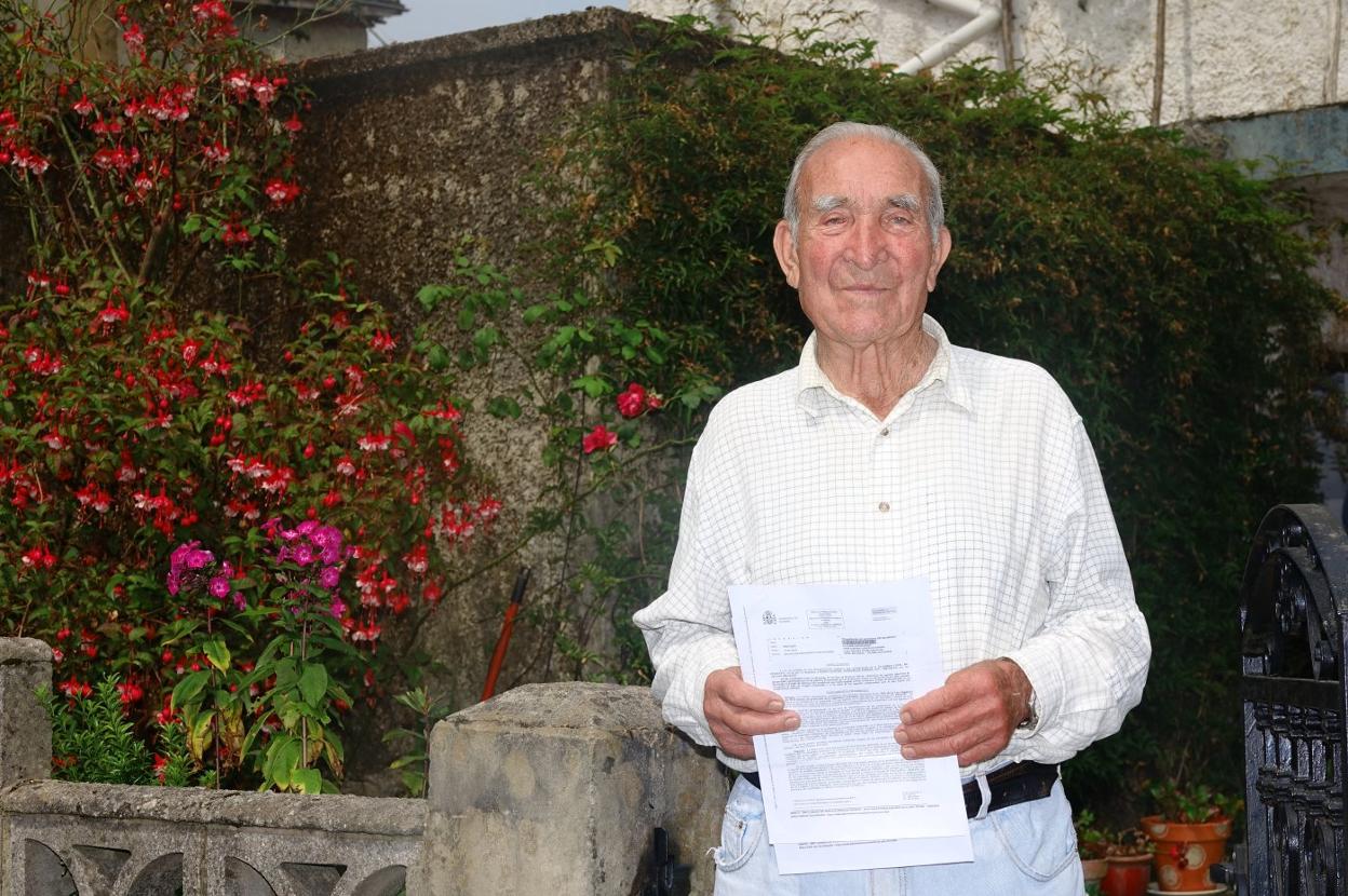 Constante González, vecino de Areñes (Piloña), en junio de 2020, con la multa que recibió por bajar la basura durante el primer confinamiento. 