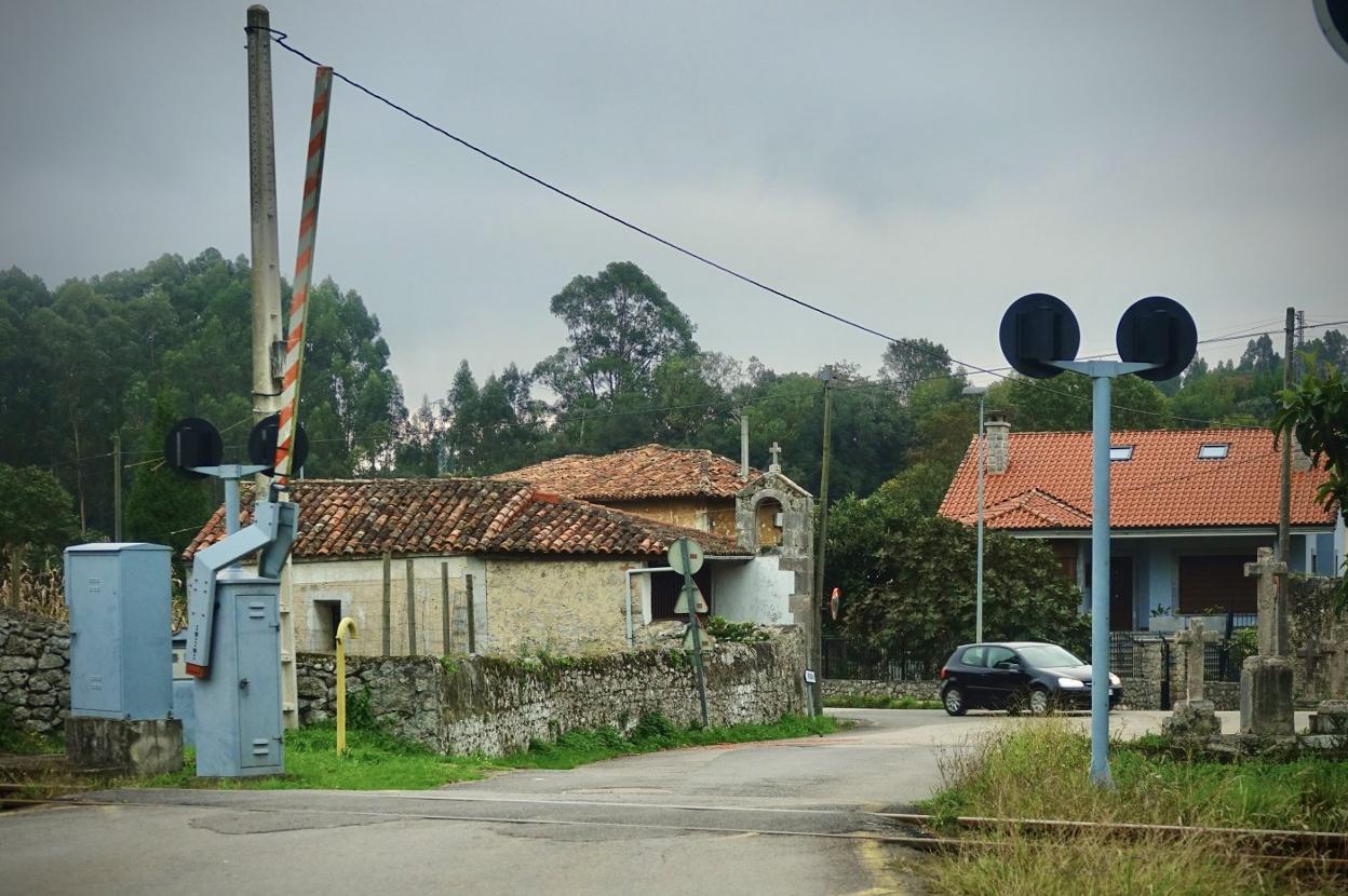 Uno de los tres pasos a nivel que se van a suprimir en la localidad llanisca de Quintana, concretamente el que da acceso a Piedra. 