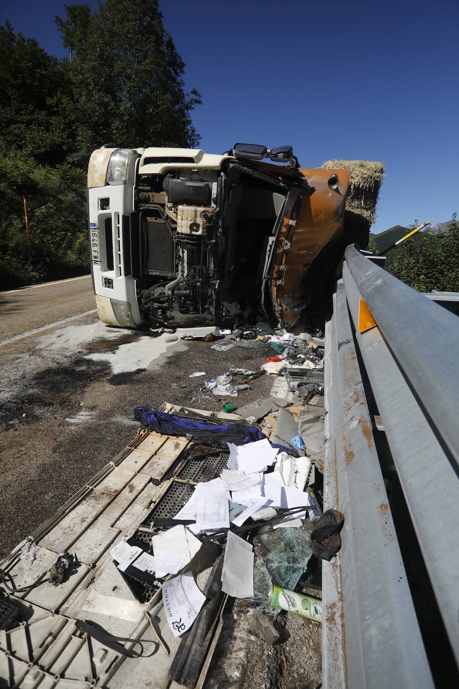 Así quedó el camión después de volcar, por razones que aún se desconocen