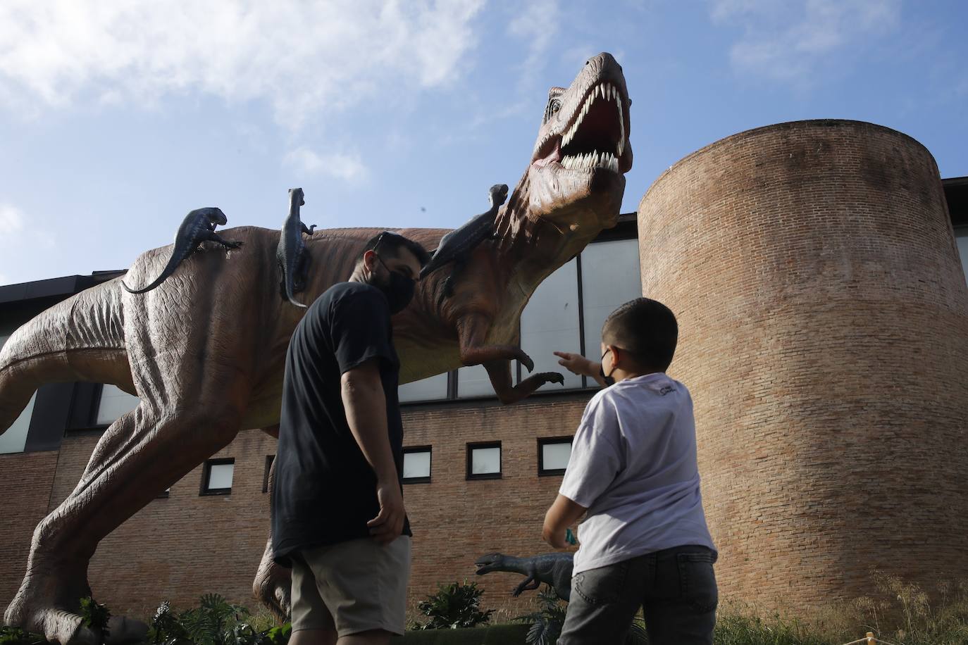 El Palacio de Revillagigedo, en Gijón, expone catorce dinosaurios animados y ofrece múltiples actividades hasta el día 29 de agosto