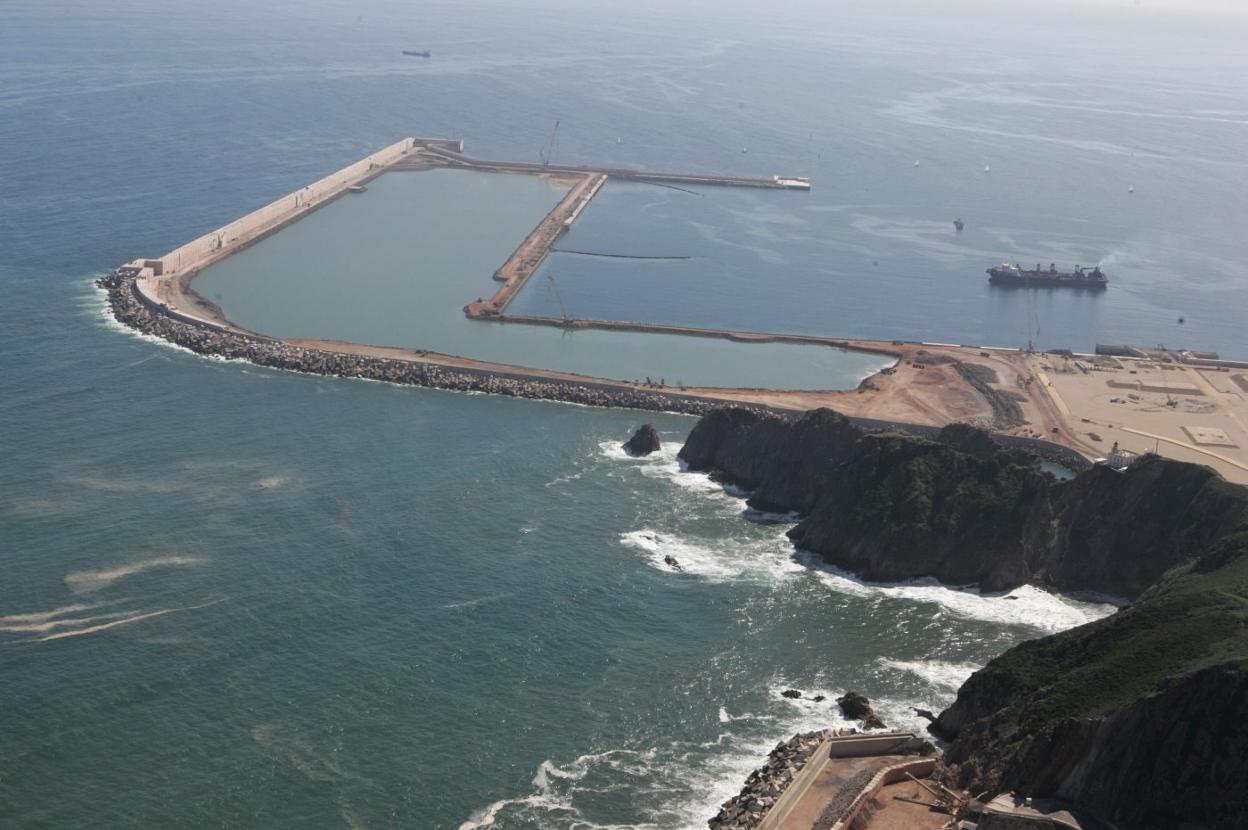 Imagen aérea de la ampliación de El Musel, en julio de 2010, en plena construcción. 