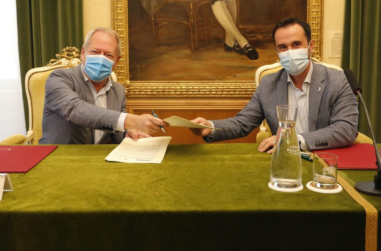 Aurelio Martín y David Villar se intercambian el protocolo. 