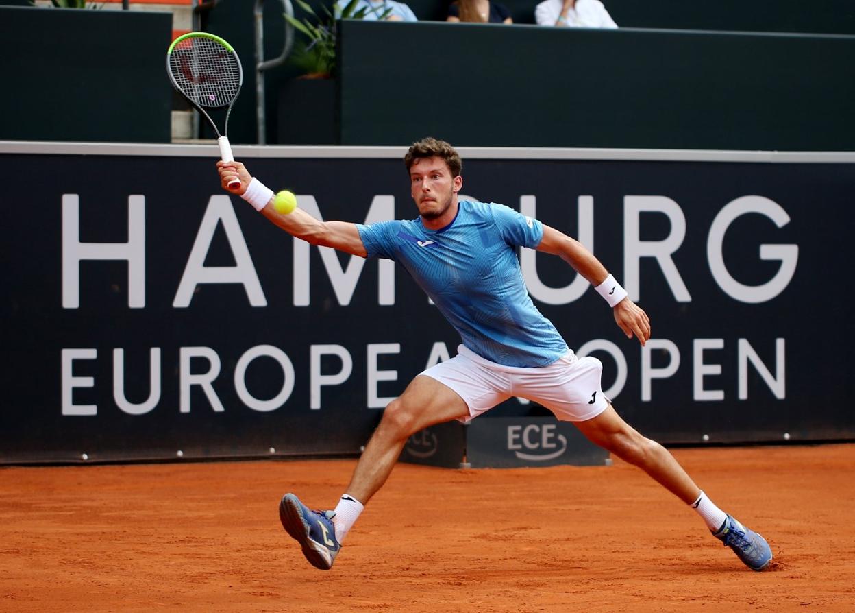 El asturiano Pablo Carreño se prepara para golpear la bola durante su partido con Taberner. 