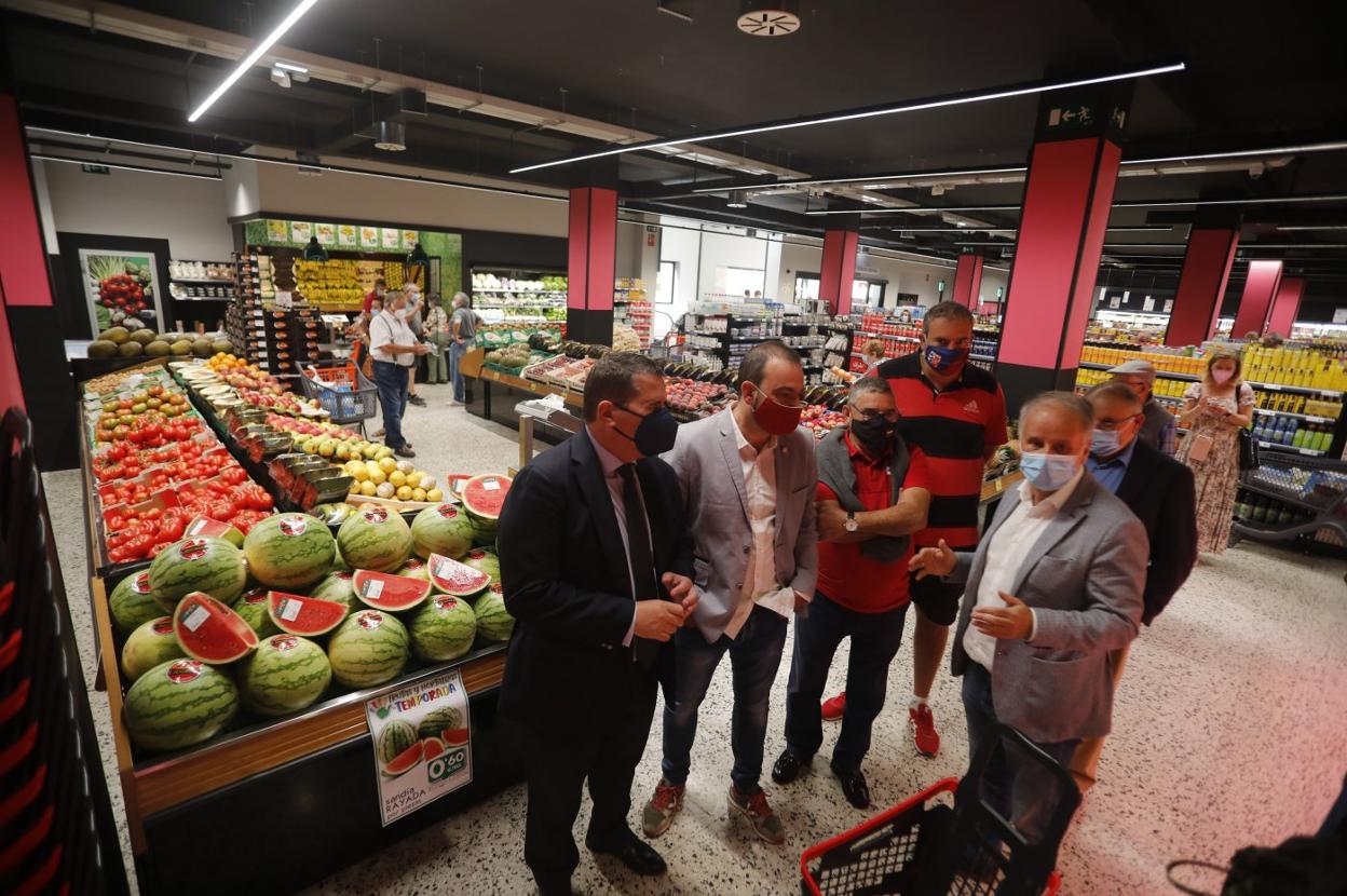 Un momento de la reapertura, ayer, con los responsables de la firma y el vicealcalde. 
