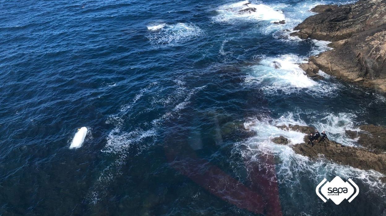 Zona en la que fueron rescatados por el helicóptero los tres afectados, al este del puerto de Cudillero. 