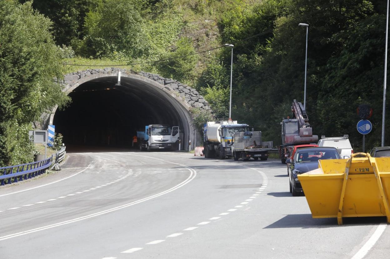 Maquinaria ayer en el exterior del túnel de Sotrondio del corredor del Nalón. 