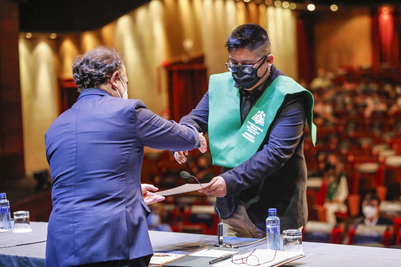 Los estudiantes de Comercio, Turismo y Ciencias Sociales se graduaron en La Laboral, donde el presidente de Alsa, Jacobo Cosmen, recogió su medalla de oro.