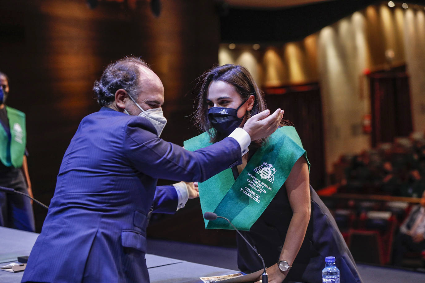 Los estudiantes de Comercio, Turismo y Ciencias Sociales se graduaron en La Laboral, donde el presidente de Alsa, Jacobo Cosmen, recogió su medalla de oro.