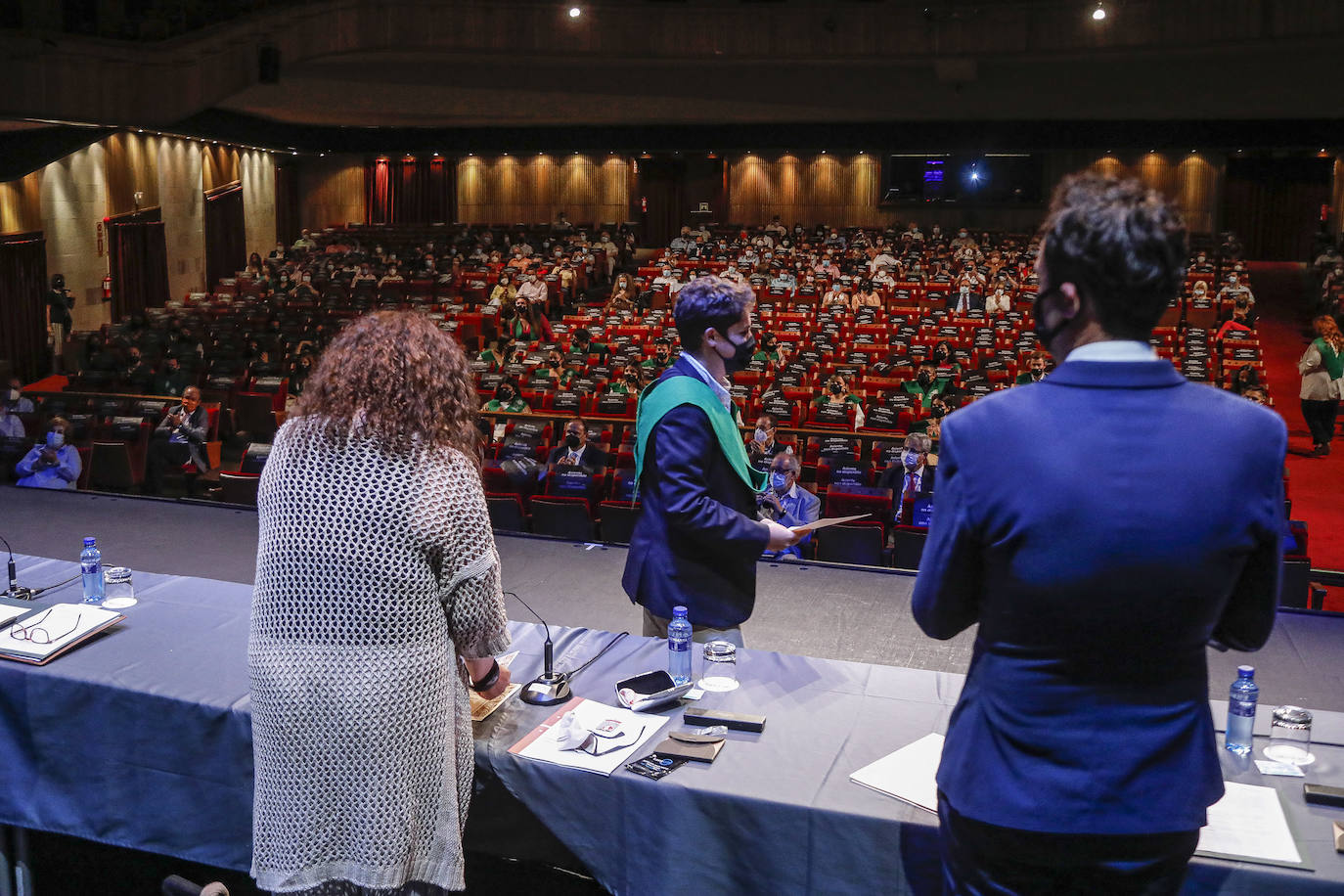 Los estudiantes de Comercio, Turismo y Ciencias Sociales se graduaron en La Laboral, donde el presidente de Alsa, Jacobo Cosmen, recogió su medalla de oro.