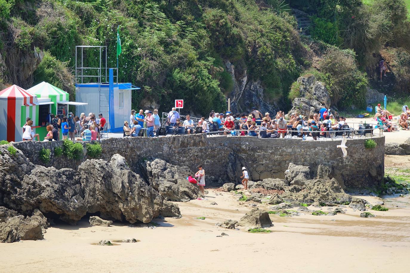 Playas llenas y termómetros que ya comienzan a marcar temperaturas propias del periodo estival en la región.