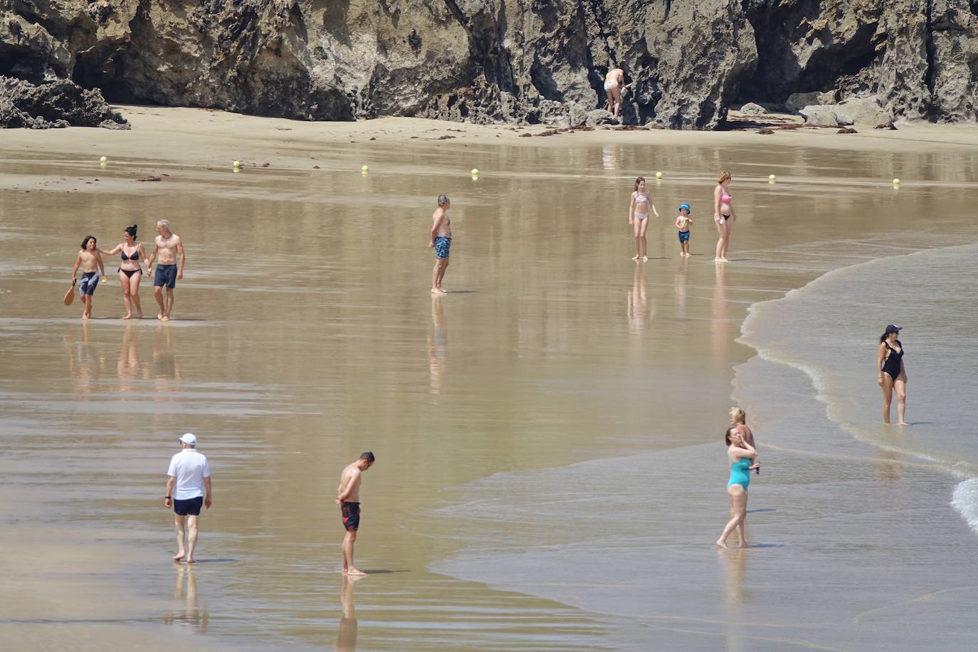 Playas llenas y termómetros que ya comienzan a marcar temperaturas propias del periodo estival en la región.