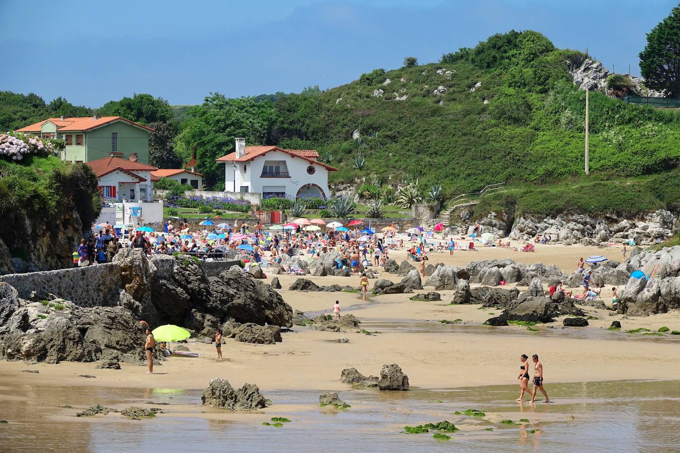 Playas llenas y termómetros que ya comienzan a marcar temperaturas propias del periodo estival en la región.