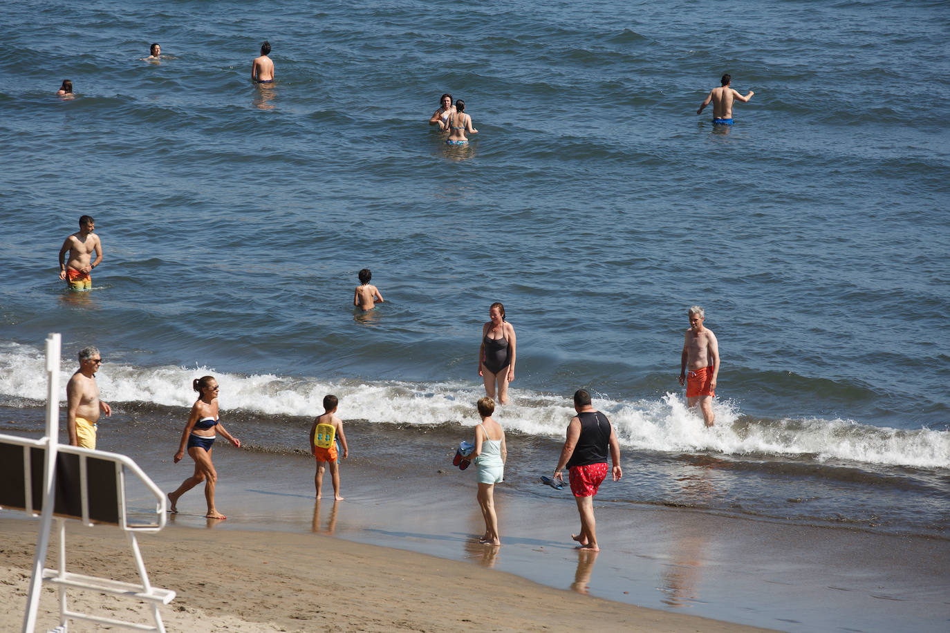 Playas llenas y termómetros que ya comienzan a marcar temperaturas propias del periodo estival en la región.