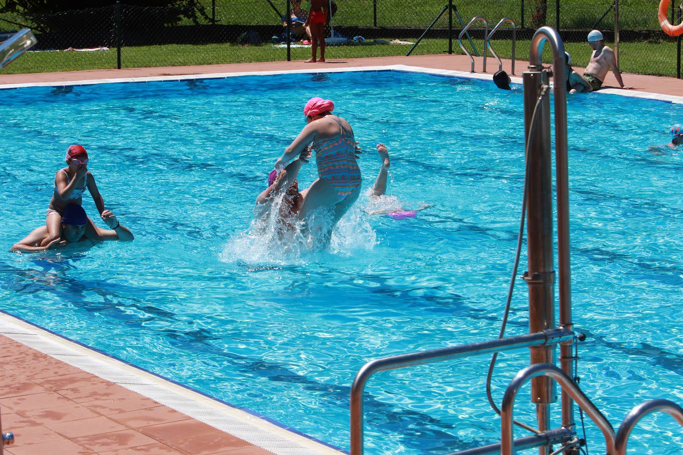 Playas llenas y termómetros que ya comienzan a marcar temperaturas propias del periodo estival en la región.