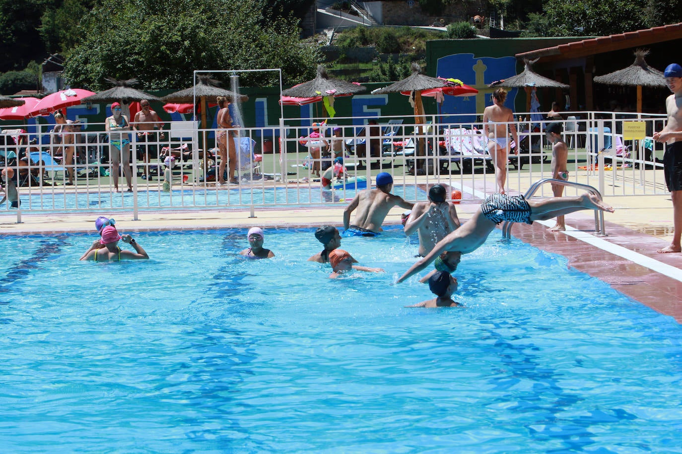 Playas llenas y termómetros que ya comienzan a marcar temperaturas propias del periodo estival en la región.