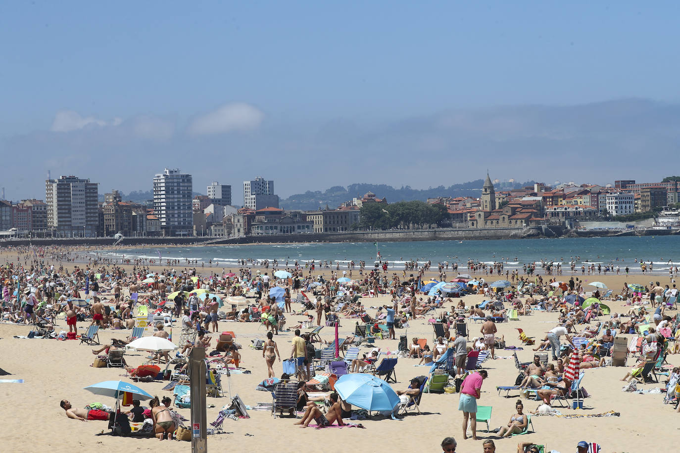 Playas llenas y termómetros que ya comienzan a marcar temperaturas propias del periodo estival en la región.