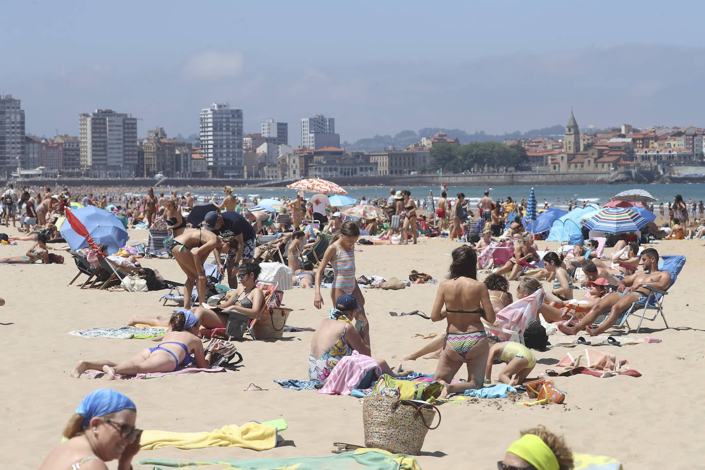 Playas llenas y termómetros que ya comienzan a marcar temperaturas propias del periodo estival en la región.