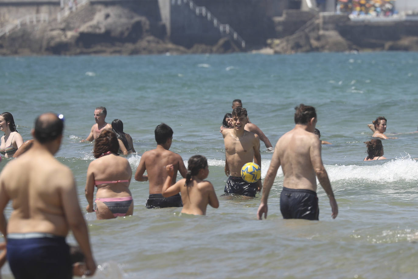 Playas llenas y termómetros que ya comienzan a marcar temperaturas propias del periodo estival en la región.