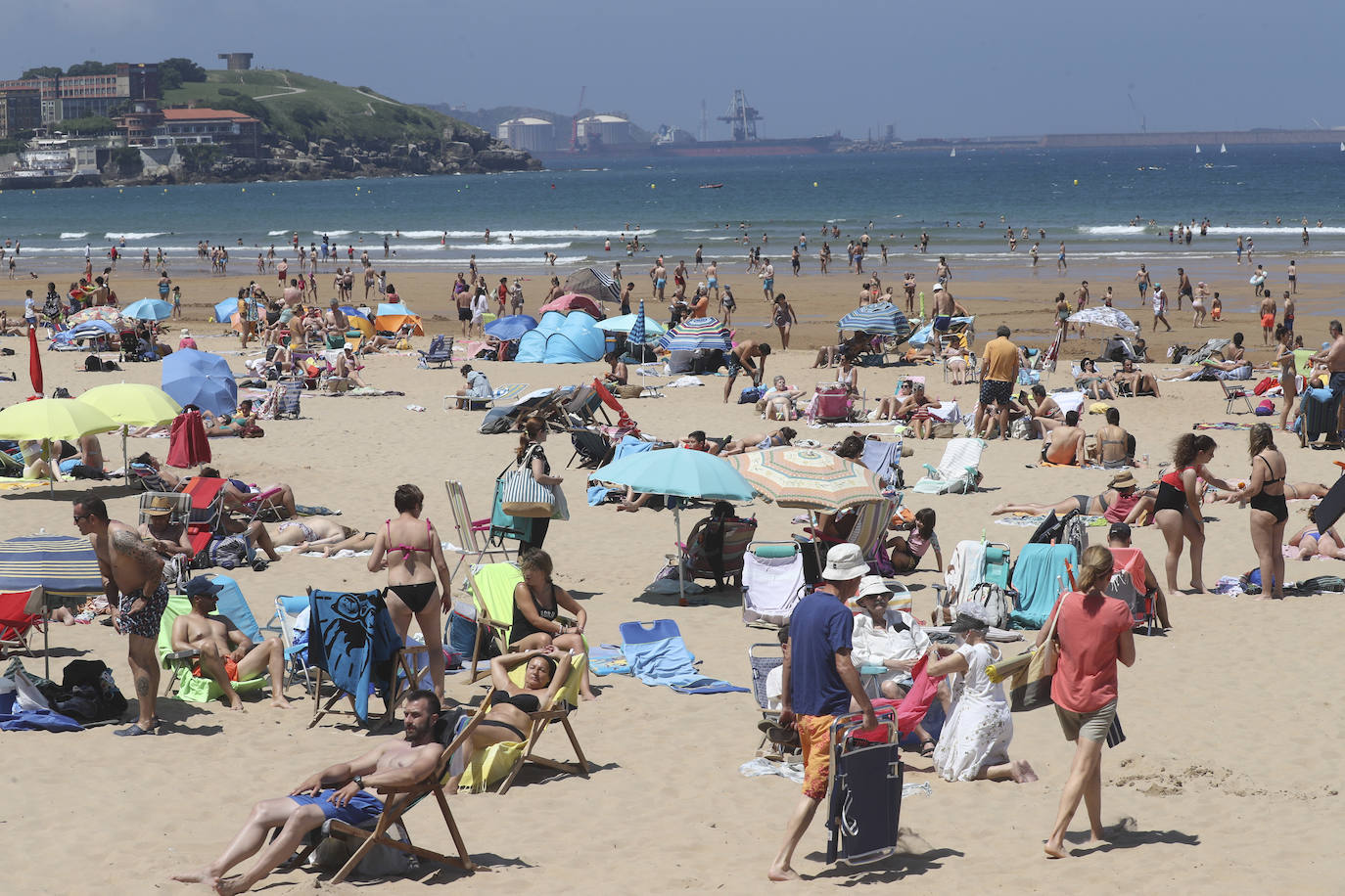 Playas llenas y termómetros que ya comienzan a marcar temperaturas propias del periodo estival en la región.