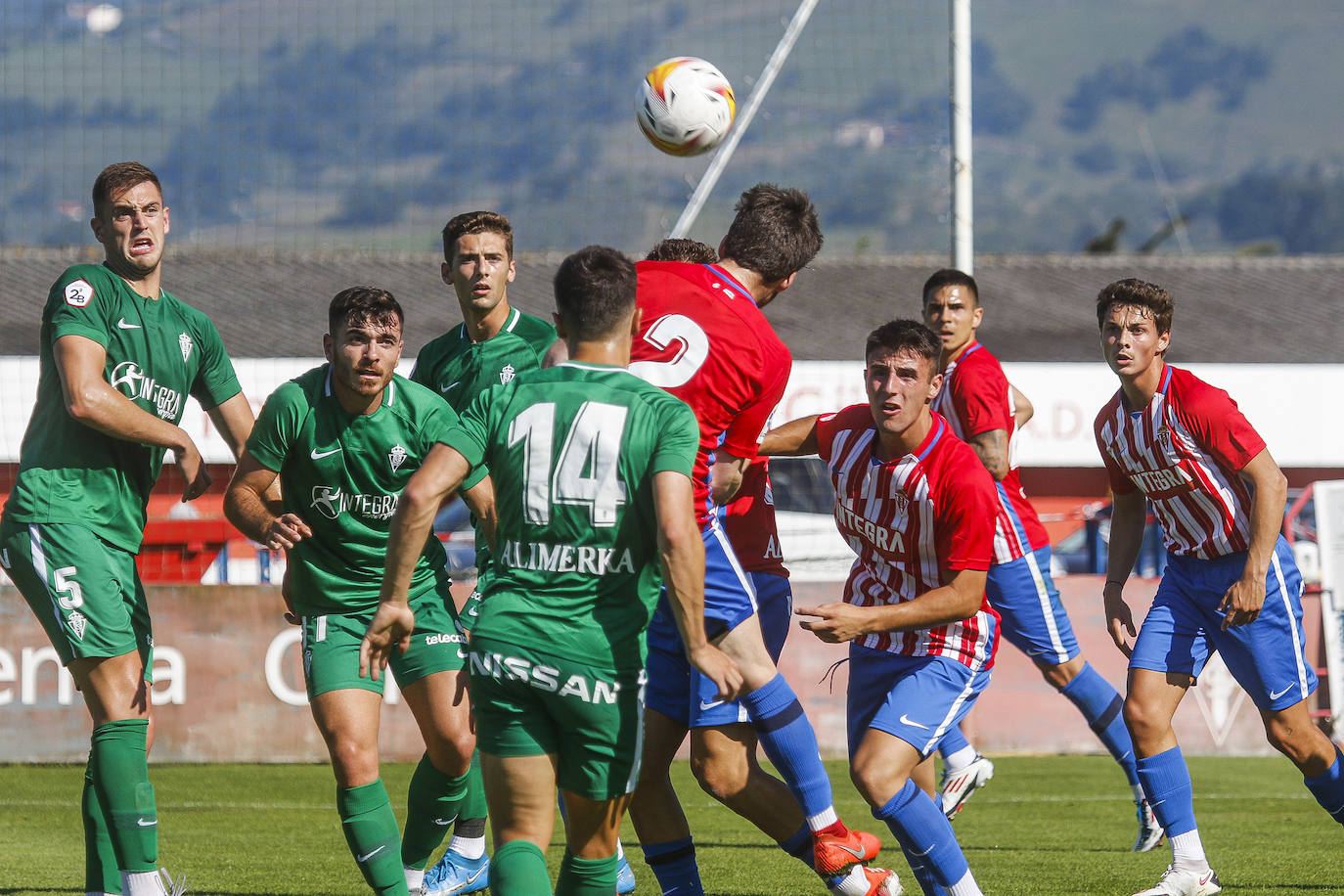 David Gallego dividió a la plantilla en dos equipos, uno rojiblanco y otro verde. El primero fue el vencedor