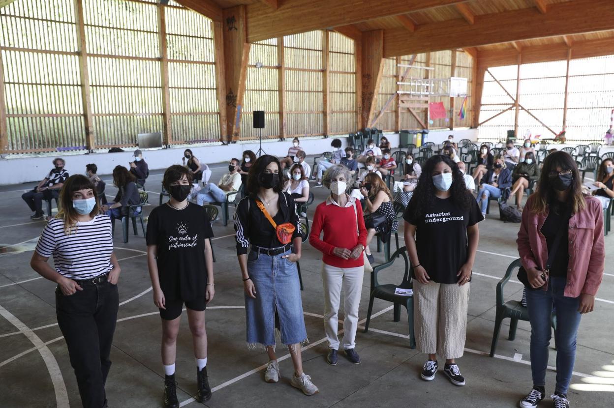 Cosculluela, primera por la izquierda, con otras participantes como Clara Serra y Paloma Uría, en el centro. 