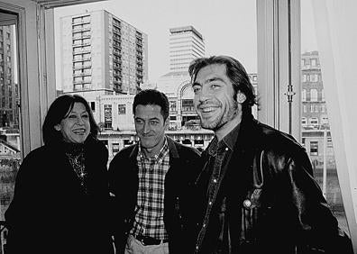 Imagen secundaria 1 - Imangen de «Hermanas», serie protagonizada por Pilar Bardem, Mónica Molina y Ángela Molina / Pilar, Miguel y Javier Bardem en el Festival de cortos de Bilbao en 1995 / Pilar Bardem, junto a su hijo Javier, firma un ejemplar de sus memorias en 2005 