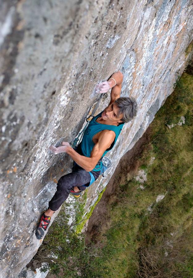 Javier López escalando la vía Nómadas de dificultad 7c+. 