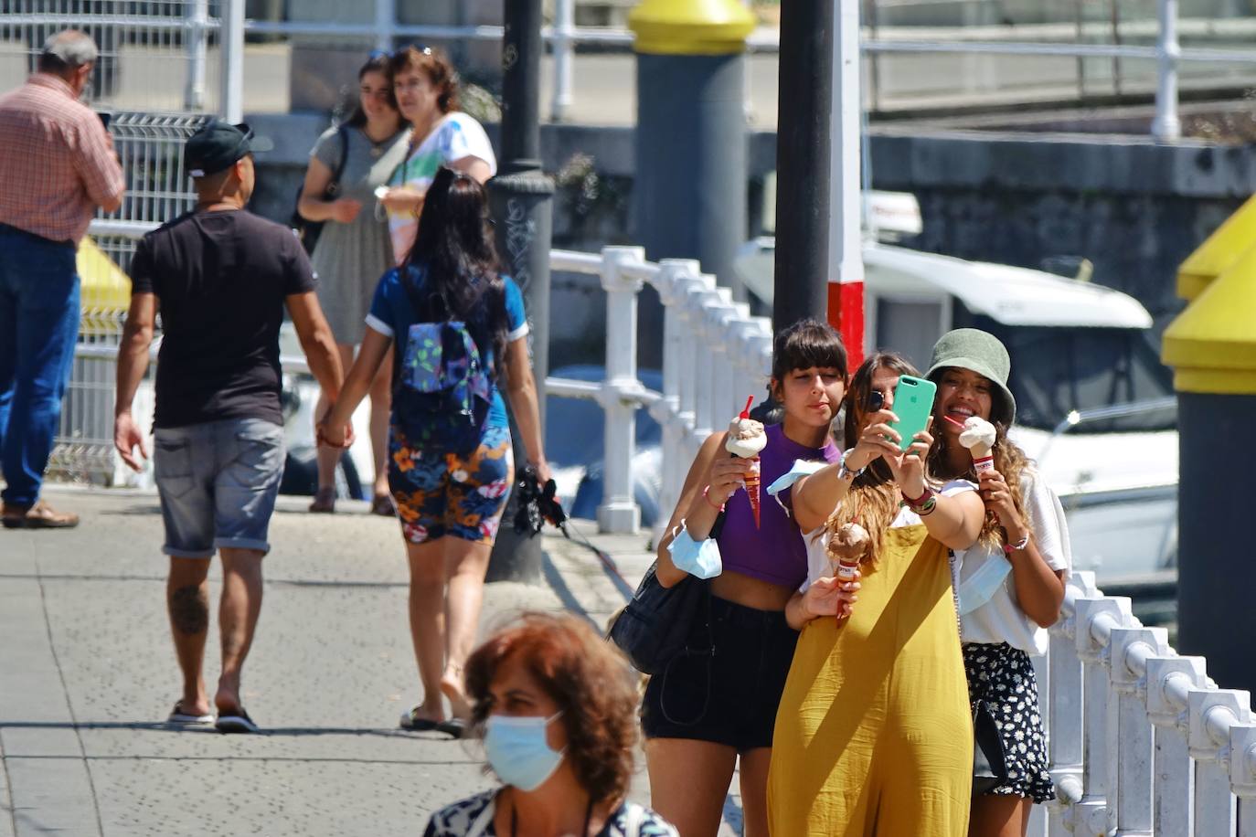 Playas y piscinas con gran afluencia para combatir las temperaturas veraniegas de las que disfruta la región