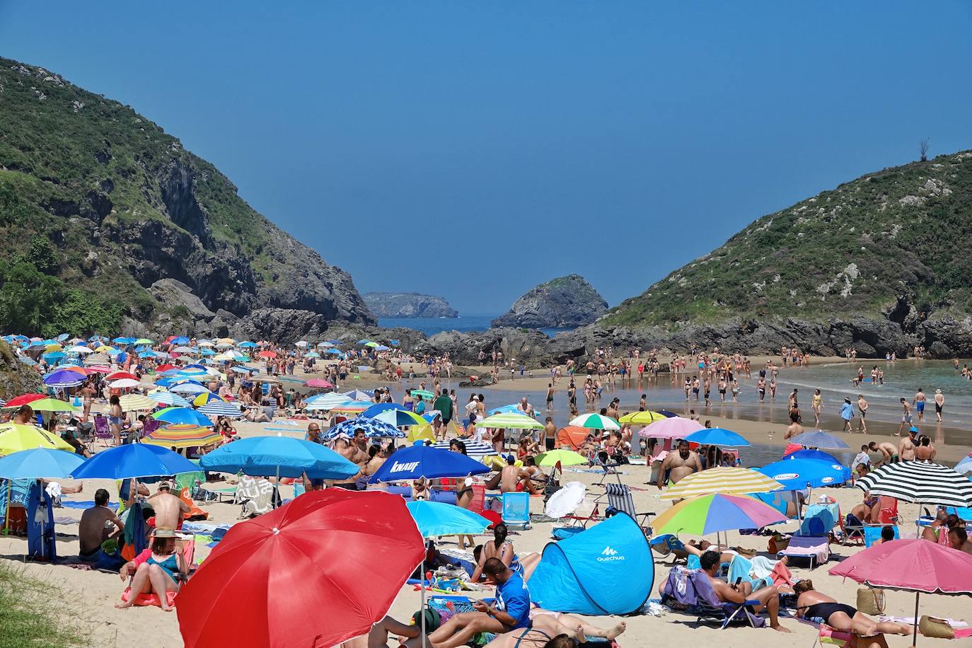 Playas y piscinas con gran afluencia para combatir las temperaturas veraniegas de las que disfruta la región