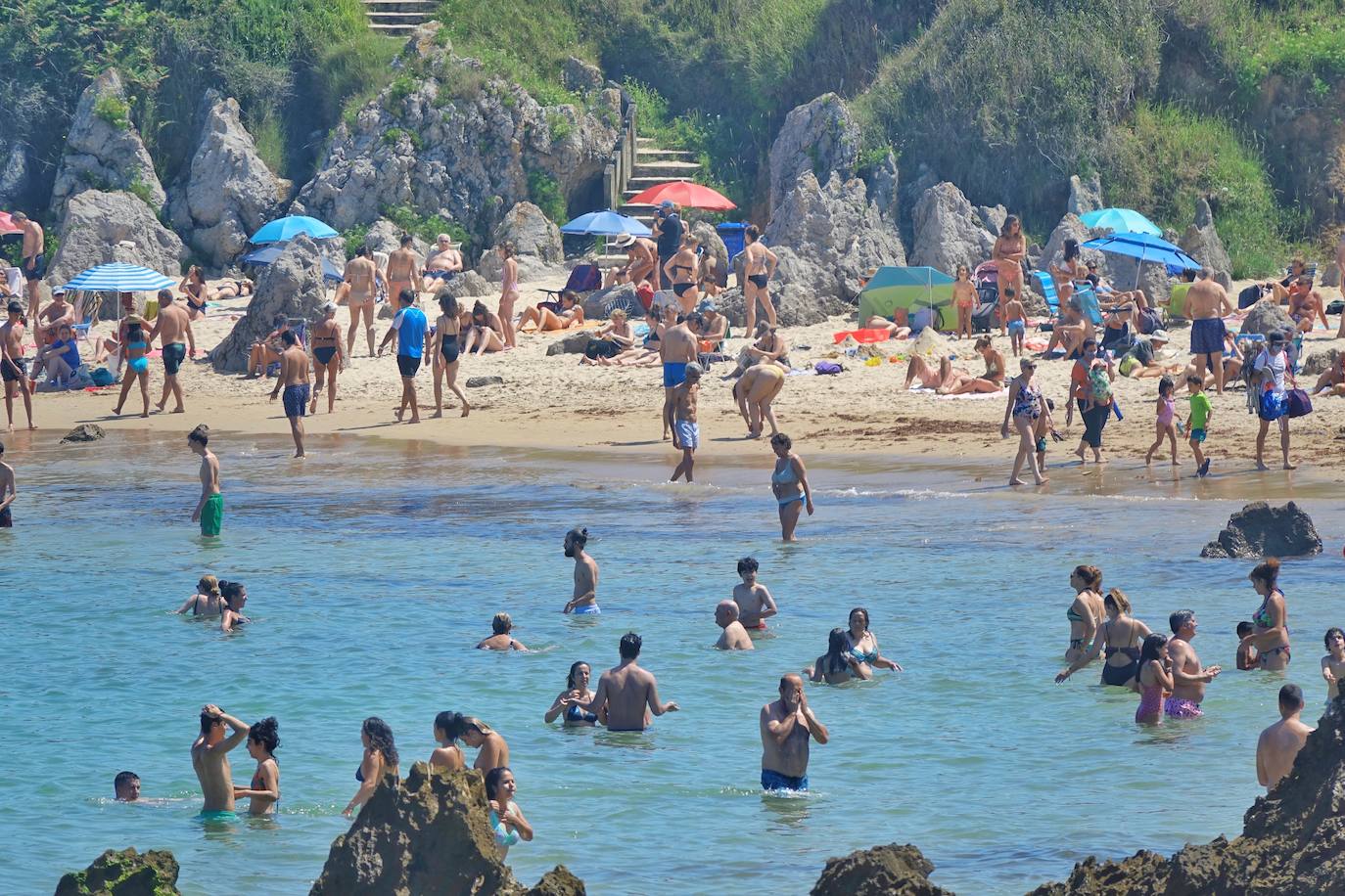 Playas y piscinas con gran afluencia para combatir las temperaturas veraniegas de las que disfruta la región