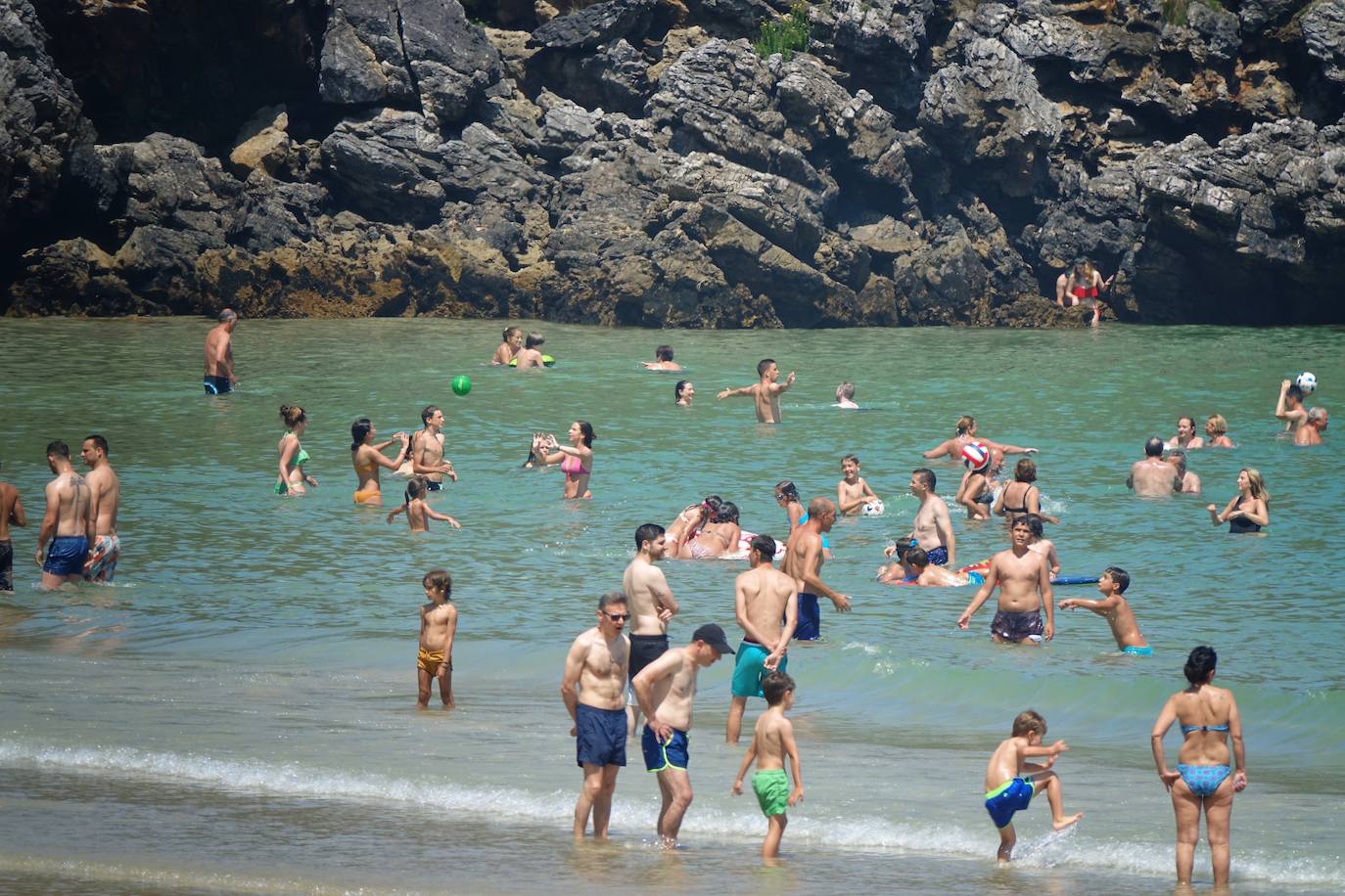 Playas y piscinas con gran afluencia para combatir las temperaturas veraniegas de las que disfruta la región