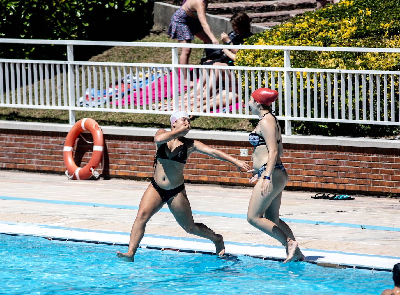 Playas y piscinas con gran afluencia para combatir las temperaturas veraniegas de las que disfruta la región