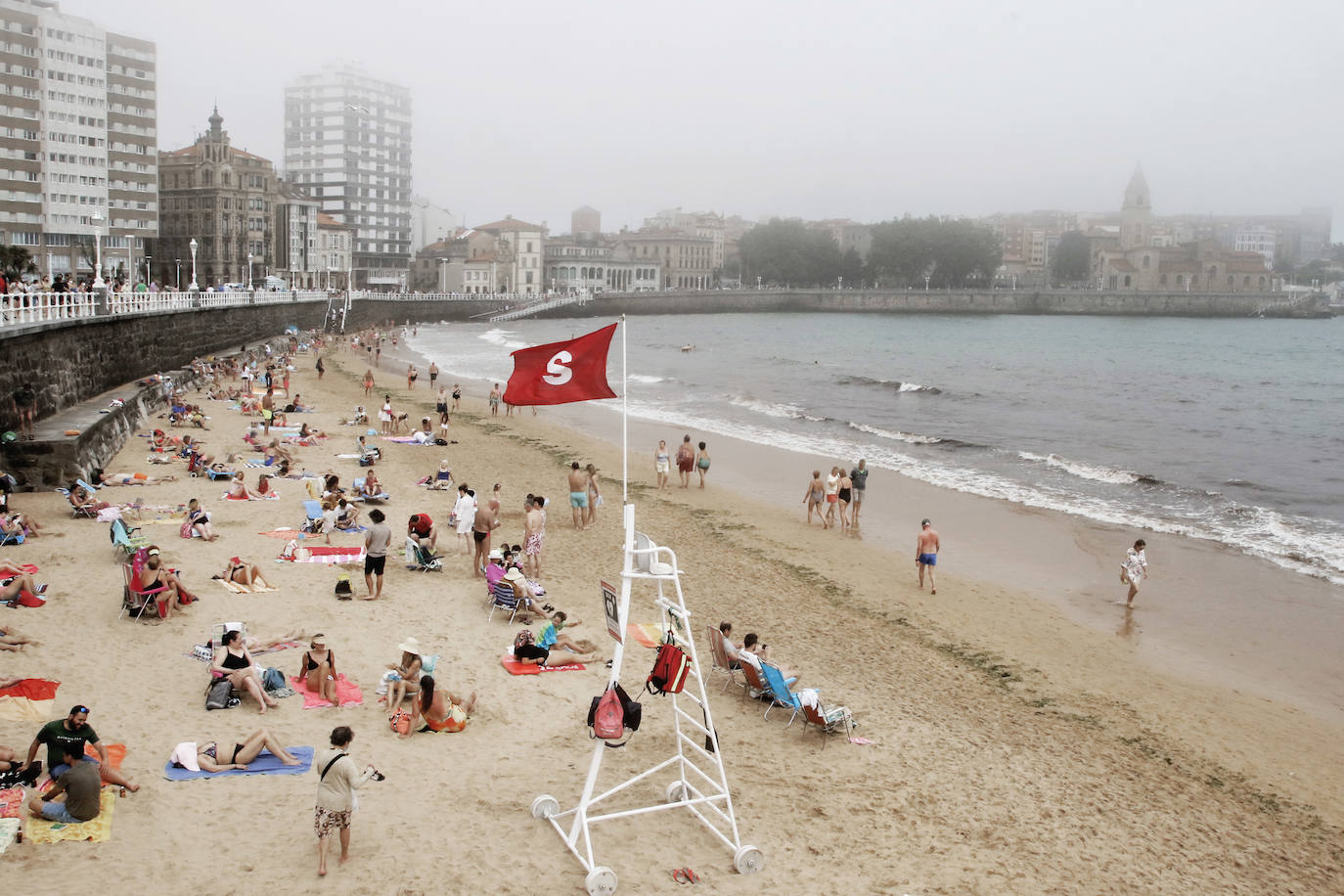 La niebla obliga a izar la bandera roja en la playa de San Lorenzo de Gijón