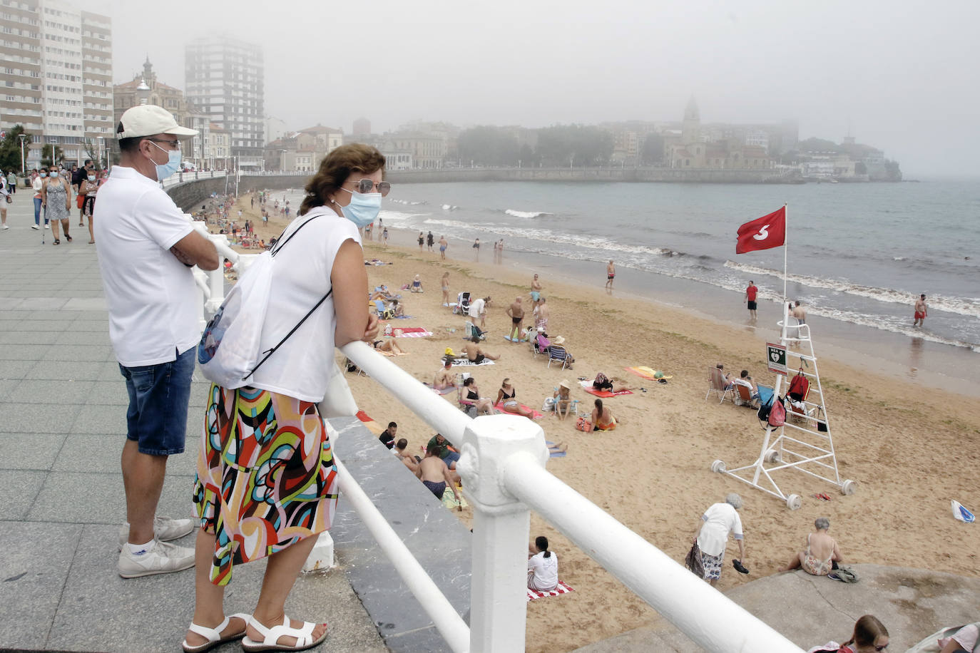 La niebla obliga a izar la bandera roja en la playa de San Lorenzo de Gijón