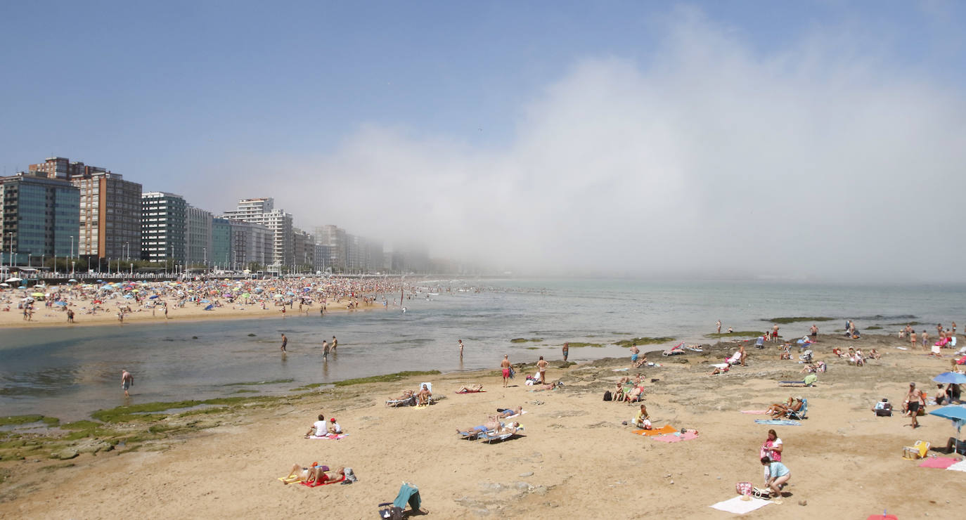 La niebla obliga a izar la bandera roja en la playa de San Lorenzo de Gijón