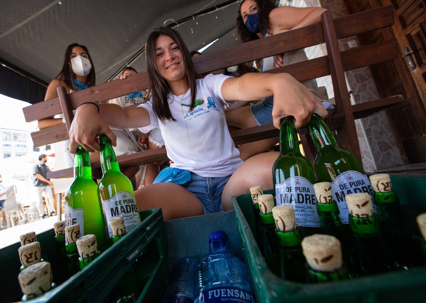 Siero ha sustituido La Sobatiella por la Plaza Les Campes. Terrazas que hacen las veces del prau en una edición especial, festiva pero con las restricciones que impone la pandemia. Aún así, los polesos no quieren quedarse sin fiesta.