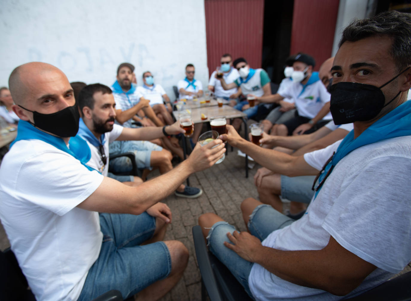 Siero ha sustituido La Sobatiella por la Plaza Les Campes. Terrazas que hacen las veces del prau en una edición especial, festiva pero con las restricciones que impone la pandemia. Aún así, los polesos no quieren quedarse sin fiesta.