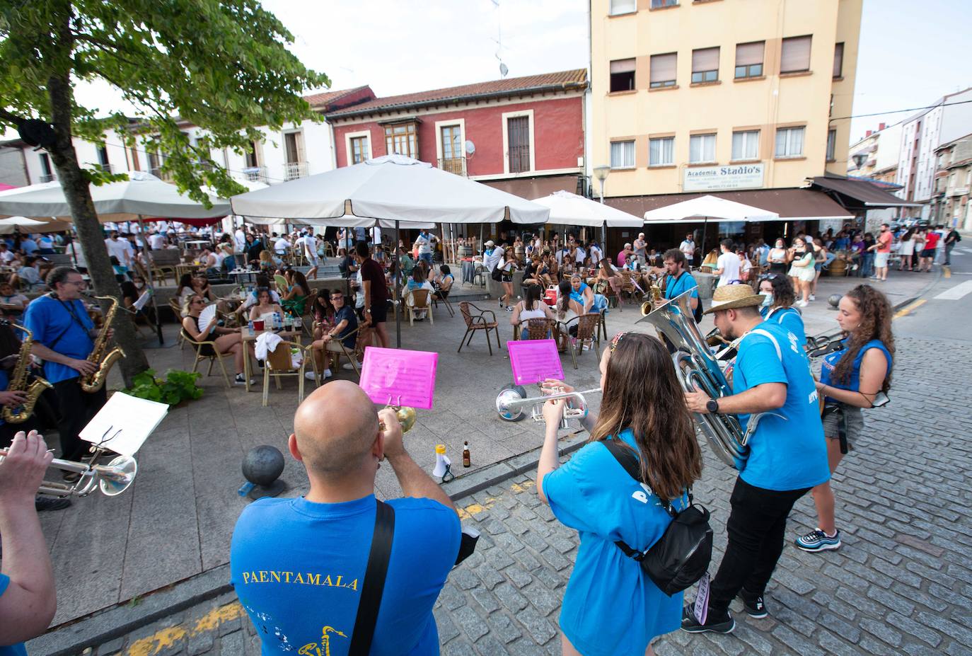 Siero ha sustituido La Sobatiella por la Plaza Les Campes. Terrazas que hacen las veces del prau en una edición especial, festiva pero con las restricciones que impone la pandemia. Aún así, los polesos no quieren quedarse sin fiesta.