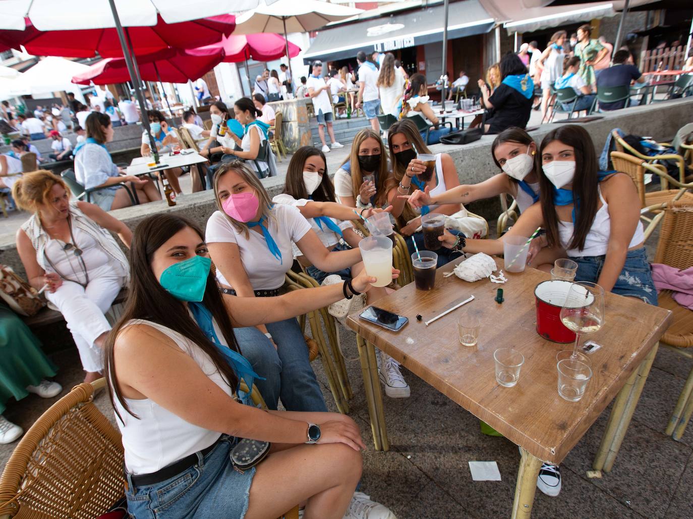 Siero ha sustituido La Sobatiella por la Plaza Les Campes. Terrazas que hacen las veces del prau en una edición especial, festiva pero con las restricciones que impone la pandemia. Aún así, los polesos no quieren quedarse sin fiesta.