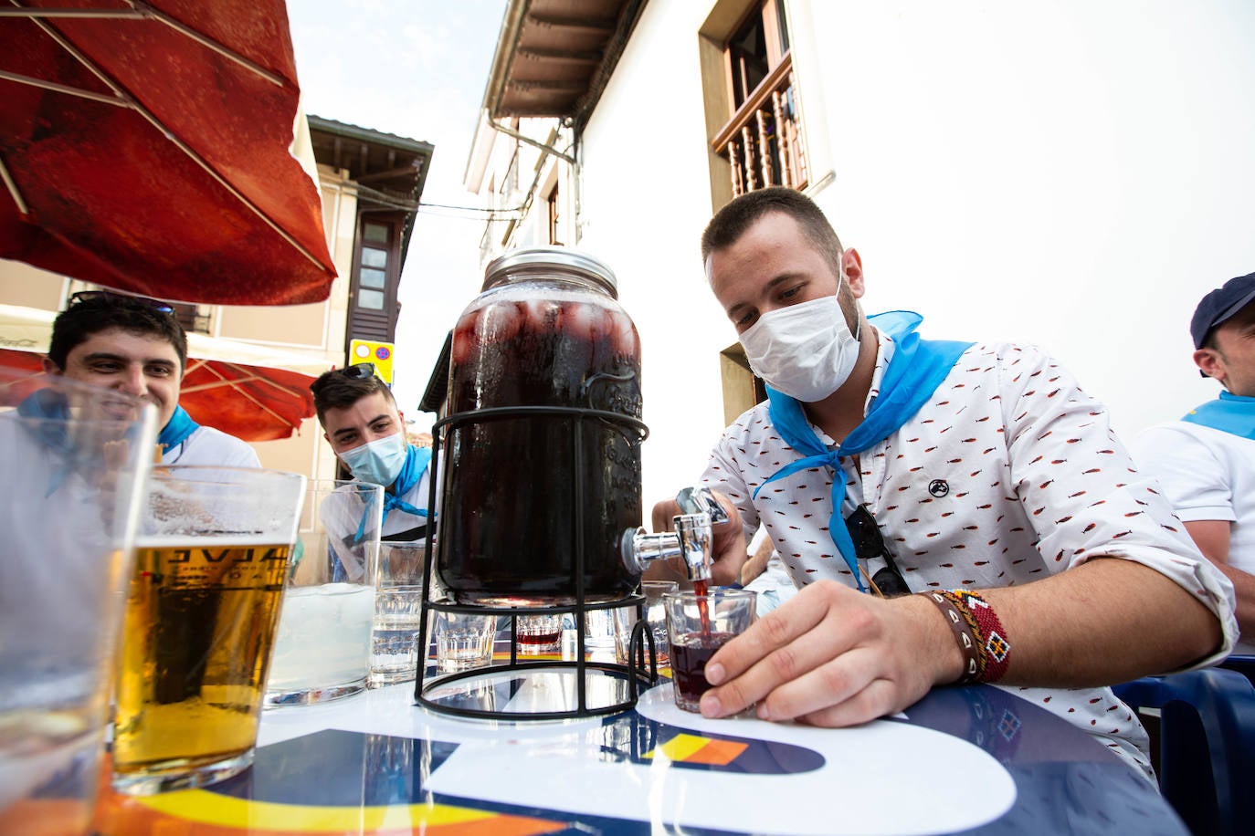 Siero ha sustituido La Sobatiella por la Plaza Les Campes. Terrazas que hacen las veces del prau en una edición especial, festiva pero con las restricciones que impone la pandemia. Aún así, los polesos no quieren quedarse sin fiesta.